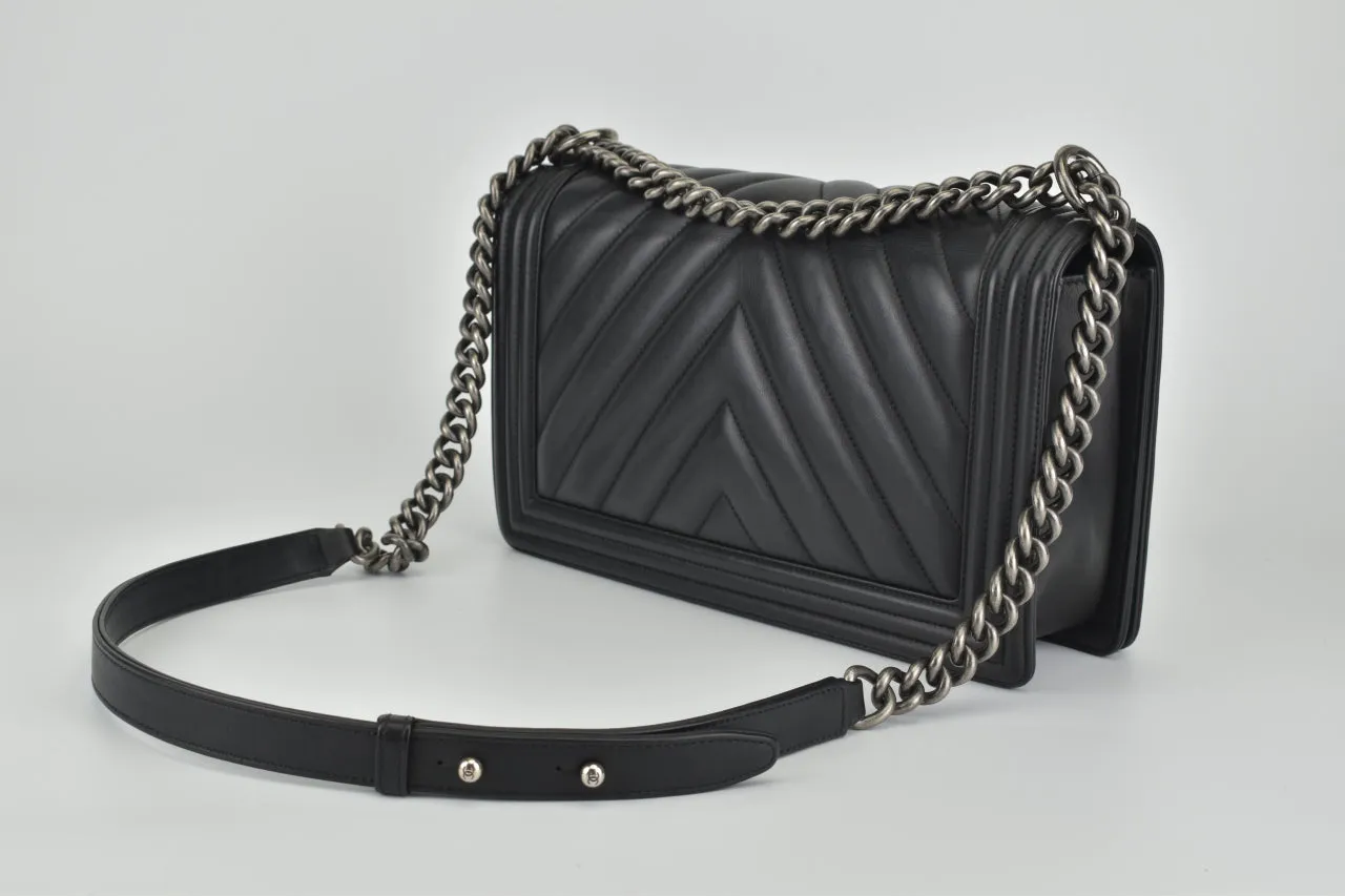 A92193 Black Calfskin Chevron New Medium Classic Boy RHW