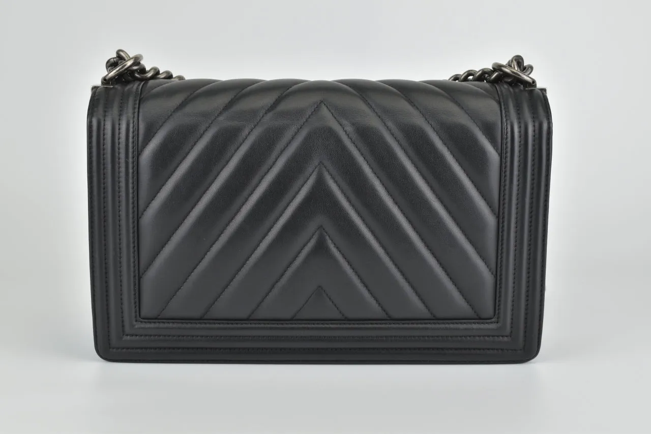 A92193 Black Calfskin Chevron New Medium Classic Boy RHW