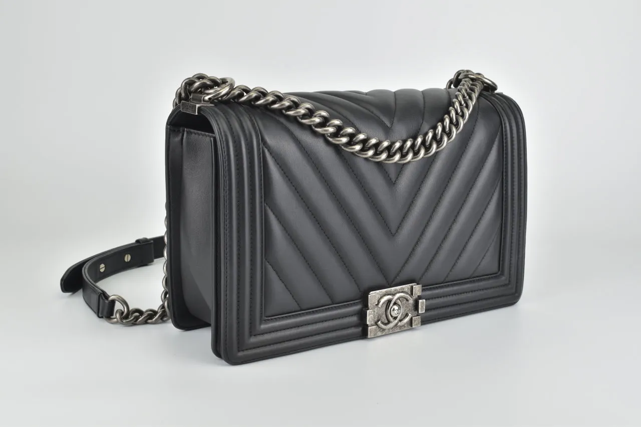 A92193 Black Calfskin Chevron New Medium Classic Boy RHW