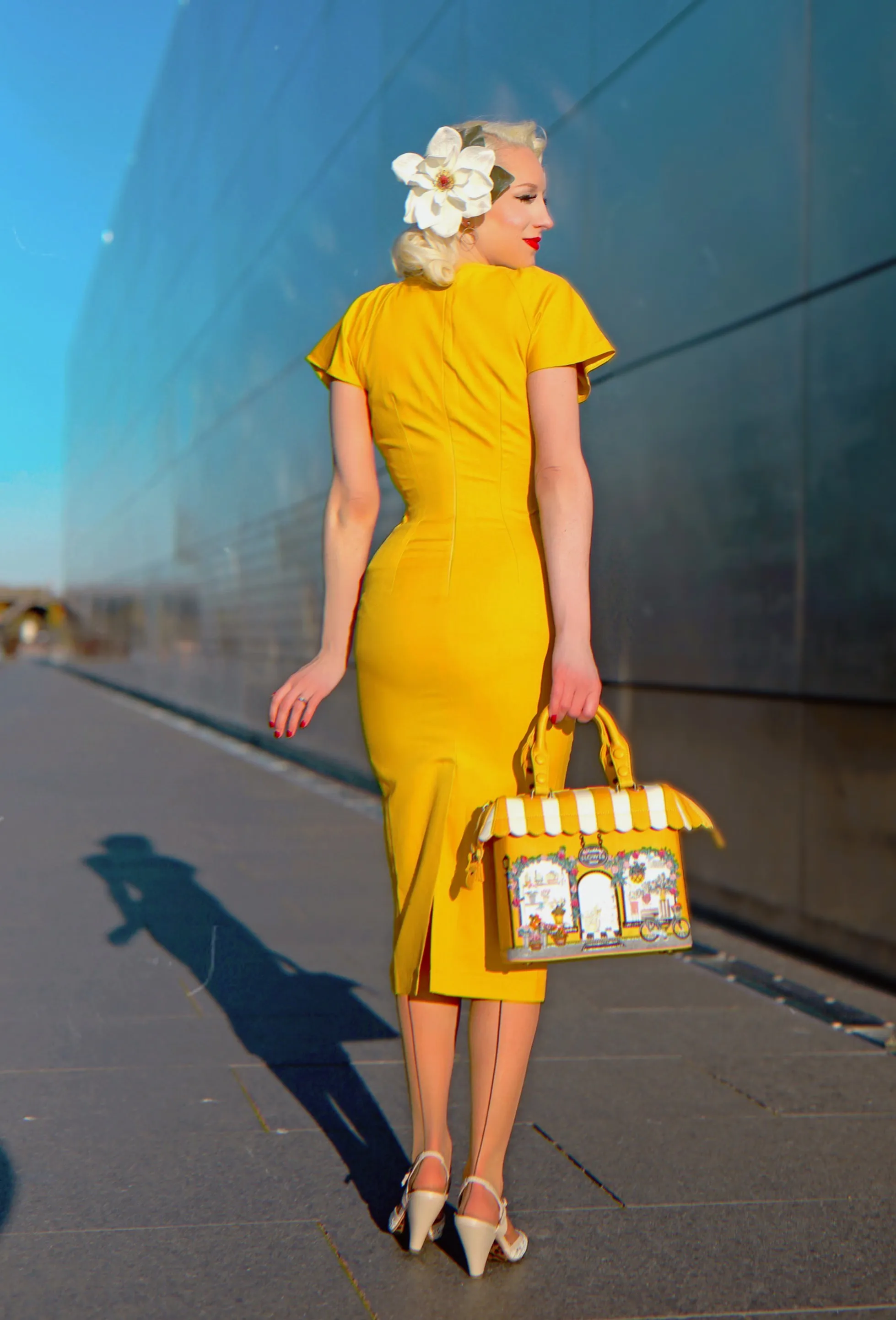 Kate Middleton bright yellow - pencil dress with short sleeves