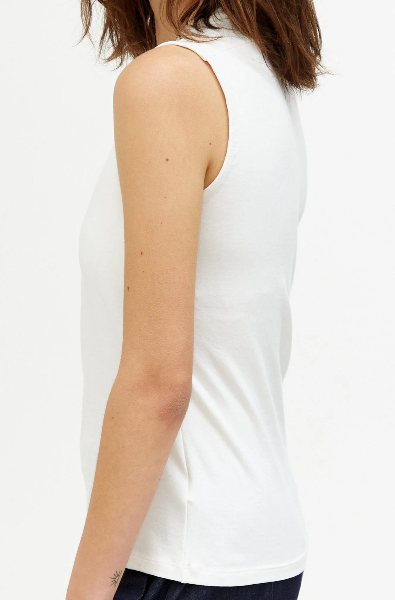 SLEEVELESS CONTOUR V IN PIMA COTTON STRETCH